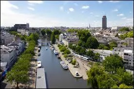 C'est une ville de l'ouest de la France pas loin de l'océan Atlantique. Elle fait partie des Pays de la Loire et sa superficie de plus de 60 km².