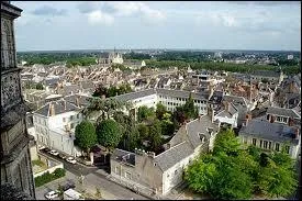 Elle se trouve dans la région Centre, et comme dit le nom de sa région, cette ville se trouve au centre de la France.