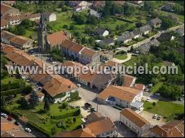 Voici le village Meurthe-et-Mosellan de Bouxières-aux-Chênes vu du ciel. Il se situe en région ...