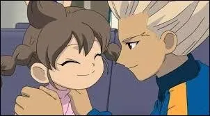 Lorsqu'Axel et Julia sont plus grands, de quelles couleurs sont leurs cheveux ?