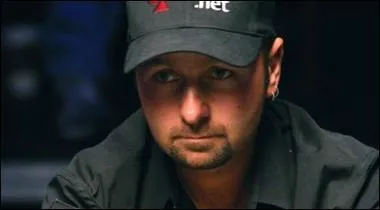 Il a accumulé plus de 13 millions de dollars de gains en tournoi ! Il a toujours le sourire quelle que soit la situation. Qui est-ce?