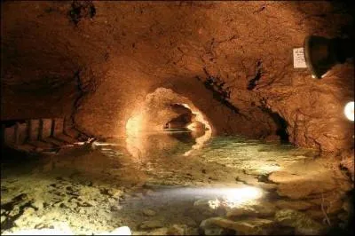 Le nom du voisin que je vois au bout de la rue a pour origine celui très ancien de "grotte".