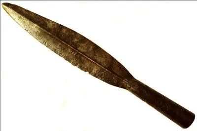 Lui est d'un métal brillant selon son étymologie germanique.