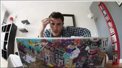 Dans la vidéo sur les Etats-Unis, on lui demande de remplir un formulaire. Ce formulaire comporte une question farfelue. Laquelle ?