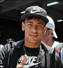 S'il est footballeur, dans quel club joue-t-il ?