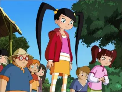 De combien de membres est composé le clan ennemi de celui de la petite géante ?