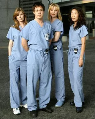 De quelle couleur est la robe d'Izzie pour le bal de promo ?