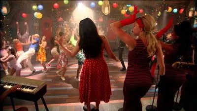 De qui Lela était-elle censée tomber amoureuse au début ?