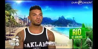 Comment s'appelle la petite amie de Julien ?