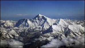 Avec ses 8 848 mètres de haut dans la chaîne de l'Himalaya, comment se nomme cette montagne ?