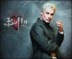 Avec qui Spike sort dans la saison 4 ?