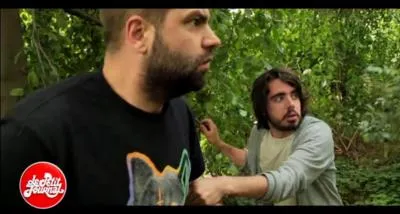 Comment s'appelle les deux compères qui sont en charge des sketchs de l'émission ?