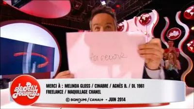 Généralement, que fait le présentateur de l'émission pendant le générique de fin ?