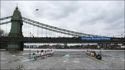 Sur quelle distance se court la célèbre course d'aviron entre les universités de Cambridge et d'Oxford?