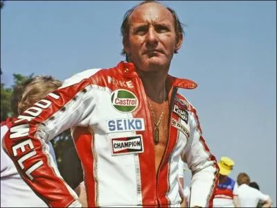 Dans quel sport le champion motocycliste Mike Hailwood tente-t-il de mener une seconde carrière?
