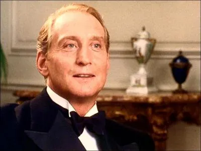 Dans quel film voit-on Sir Laurence Olivier incarner l'aristocratique Max de Winter?