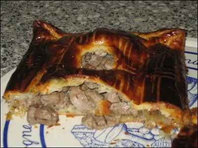 R comme région, en passant par... D'où nous vient cette préparation contenant : échine de porc, 1/2 bouteille de Sylvaner, oignons, thym, laurier, oeuf, clou de girofle, le tout gentiment fourré dans de la pâte feuilletée ?