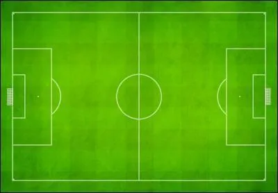 Combien de mètres environ un terrain de football mesure-t-il en longueur ?