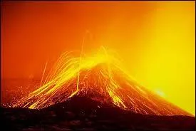 L'Etna, volcan très actif et de type effusif se trouvant à plus de 3 300 mètres d'altitude, se situe :