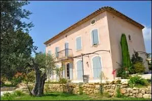 Comment s'appelle la maison provençale à quatre murs située en hauteur ?