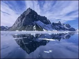 La plus haute montagne se trouve dans la mer.