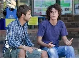 Où est Alex au début de la saison 4 ?