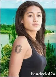 Dans la saison 1, lorsqu'Alex rejoint Alice en Nouvelle-Calédonie, quelle est la réaction de cette dernière ?