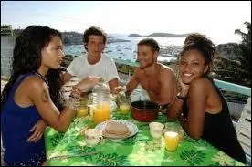 Dans la saison 2, quel personnage, que tout le monde croyait mort, est finalement vivant ?