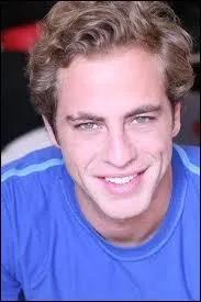 Dans la saison 3, on connaît l'ami d'enfance d'Alex, mais comment s'appelle-t-il ?