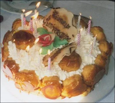 Voici le vrai g&acirc;teau d'anniversaire que nous lui avons choisi :
