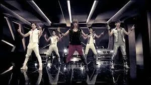 Dans SHINee "Lucifer" quelles paroles suivent : "Loverholic, robotronic ..." ? (2 mots)