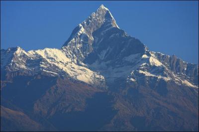 Quel est le surnom du Machhapucchre, sommet himalayen culminant à 6993 mètres possédant une forme très particulière ?