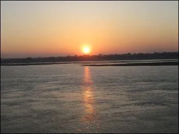 Quel fleuve sacré draine la vaste dépression étendue au pied de l'Himalaya ?