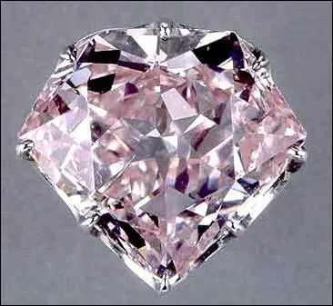 Quel nom de fleur porte ce diamant rose en l'honneur de la fille de Joséphine de Beauharnais, reine de Hollande, et actuellement exposé au Louvre ?