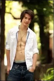 Quelle est la première chanson que son personnage interprète dans "Violetta" ?