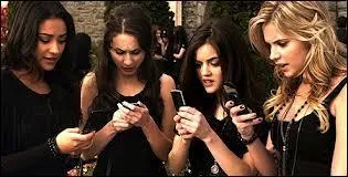 Comment s'appelle la personne qui leur envoie des messages ?