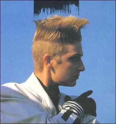 Elle voyage, (photo trouvée sur un site beauté et coiffure !)