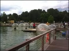 Y a-t-il des jeux ou des attractions supplémentaires payantes ?