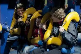 Dans Oz Iris (au départ quand l'oeil clignote) si vous tendez l'oreille on entend Iris parler : il dit ''Par Oz Iris et par Apis, regardez-moi vous êtes ... ?