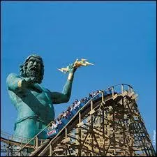 Quand on passe sous la statue de Tonnerre de Zeus que remarque-t-on de comique ?