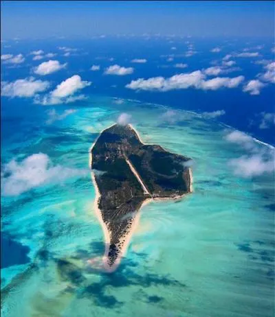 L'île Juan de Nova est une île tropicale plate située dans le canal du Mozambique. Quelle est sa superficie ?