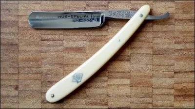 Quand le mot ne désigne pas un rasoir dont la lame se replie dans le manche (photo) que peut-être un "coupe-choux" ?