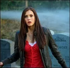 De qui Elena est-elle amoureuse en premier ?