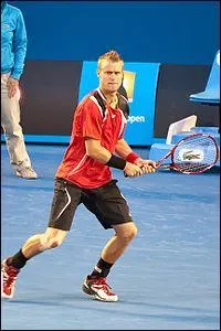 C'est un Australien de 33 ans ; Tony Roche est son entraîneur :