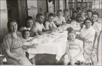 Qui chantait "Les millionnaires du dimanche, laissent le pain sur la planche pour une chemise blanche ..."