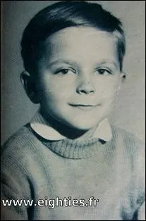 Voici la photo d'un chanteur qui se rem&eacute;more ses dix ans dans "les dimanches &agrave; la con" :