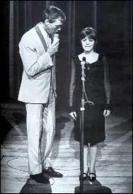 Lequel de ces animateurs de "T&eacute;l&eacute; Dimanche", re&ccedil;oit, sur cette photo, la jeune Mireille Mathieu ?