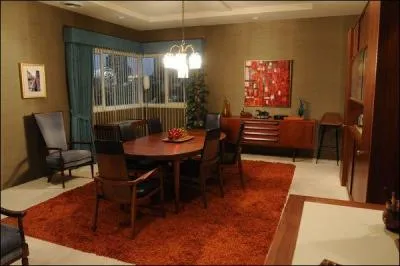 Qui chantait "Les dimanches &eacute;taient monotonnes, on n'recevait jamais personne, mais &ccedil;a n'le rendait pas malheureux" ...