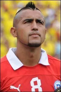 Arturo Vidal a opté pour le crâne rasé et la crête mais de quelle équipe défend-t-il les couleurs ?