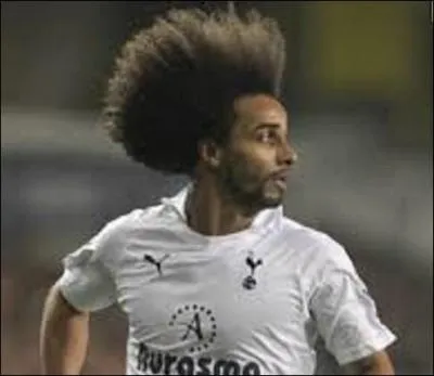 Il appartient au club de Tottenham et il défend les couleurs du Cameroun à la Coupe du monde. Qui est cet arrière gauche à la chevelure bien fournie ?